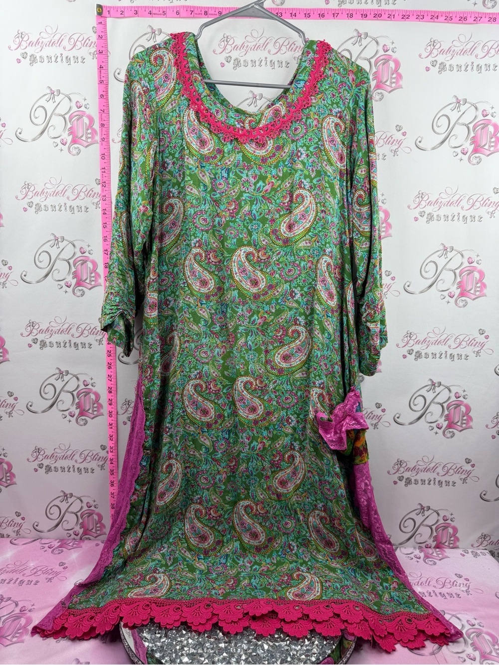 Dress long paisley lace details Green Paisley Dress with Pink Trim